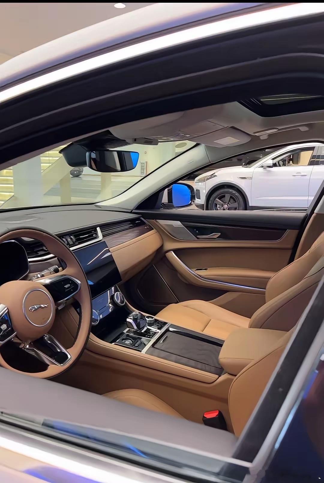 有人说这个内饰丑爆了，说肯定没人买，但我不认同。我觉得挺好的。捷豹