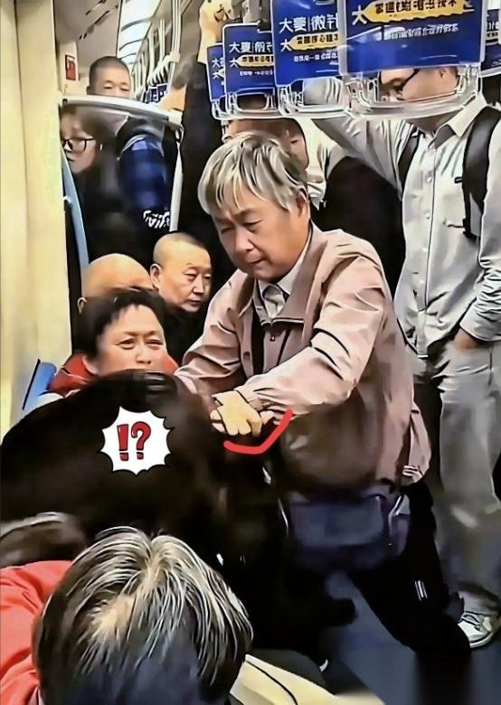大快人心！“白发”不是“免死金牌”！上海地铁打人的大妈已经被警方立案调查了。看到