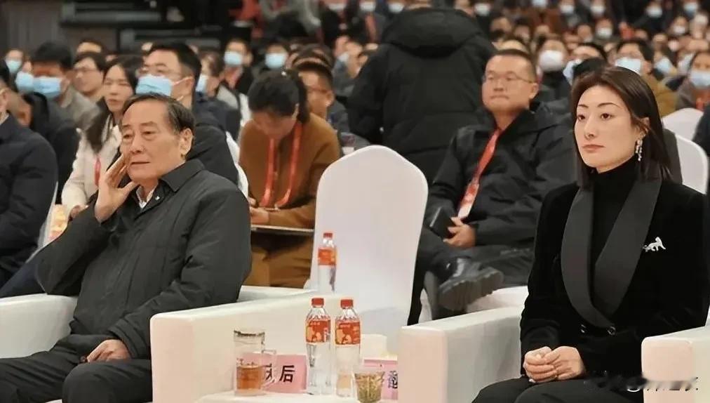 老宗对这个事件里所有人都是物尽其用，对于小三杜建新，看她外语不错还能干，就让她