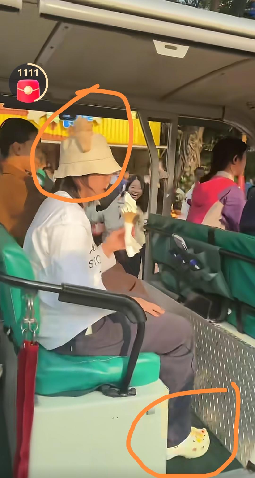 12月4日，全红婵去了5A级景区广州长隆野生动物园，开心的吃喝玩乐。全红婵坐