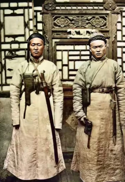 清末时镖师的功夫不如洋枪好使，在光绪32年京城13家大镖局，上报备案各式洋枪13
