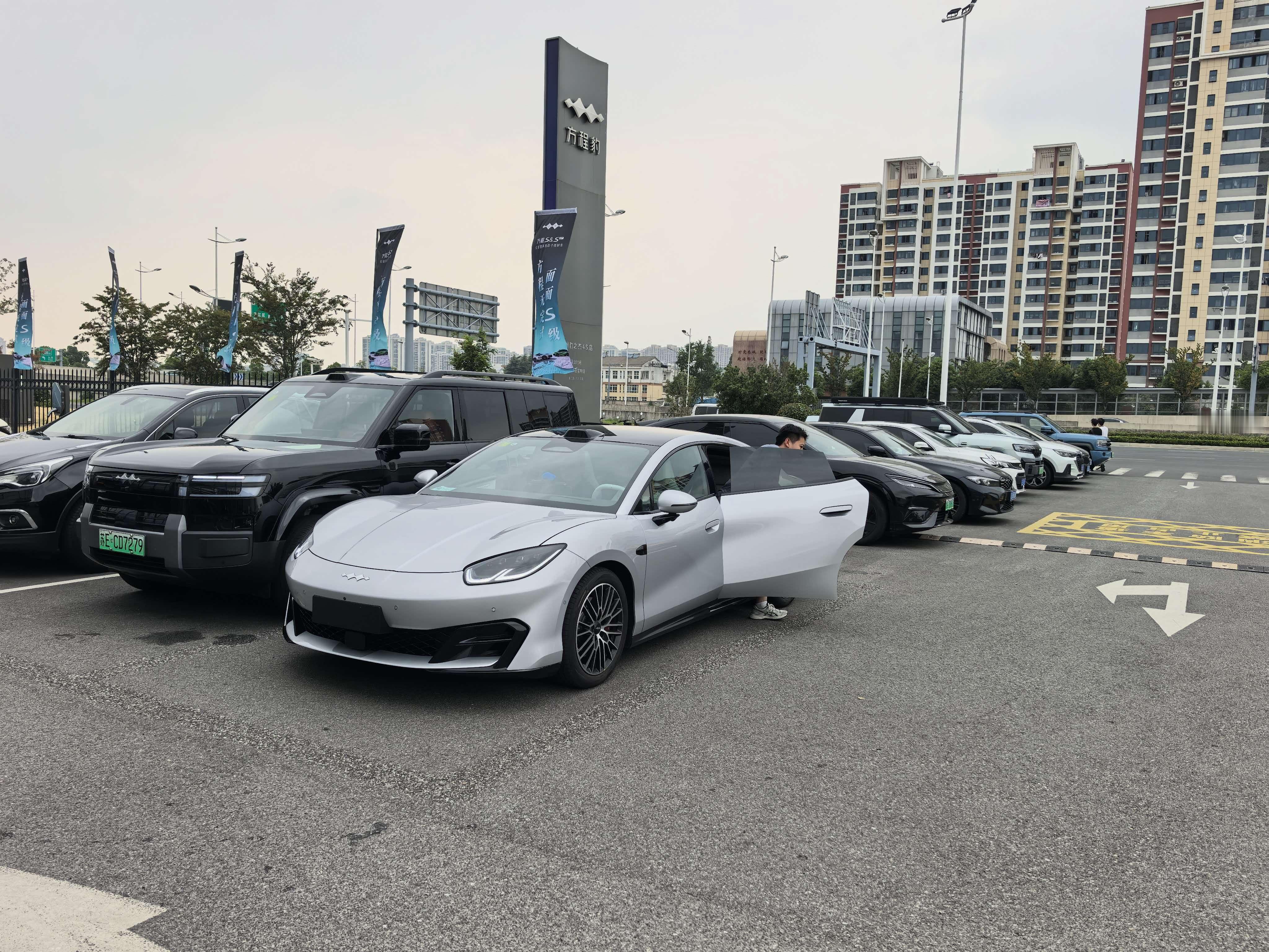 比亚迪方程豹S火爆程度远超钛7，今天去方程豹4s店准备看看方程S，妈哟试驾等了一下午人山人海啊，火爆
