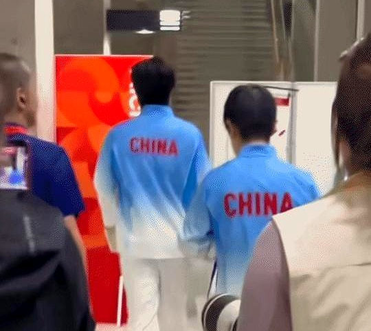 王楚钦在镜头前对孙颖莎那个顺手一递的动作，着实让不少吃瓜群众看傻了眼。那是名古