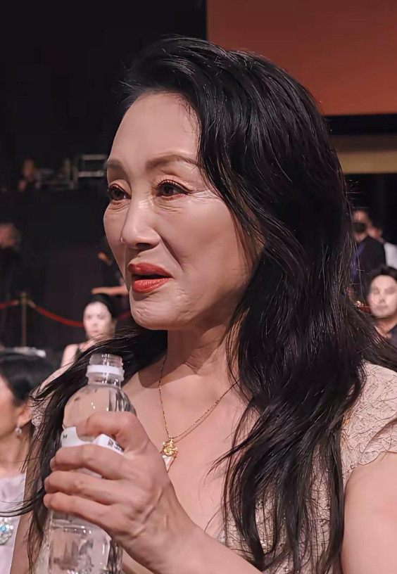 王姬出席活动的穿搭，又被不少网友吐槽，说年纪大了不该这么穿，还有些评论说得很难听