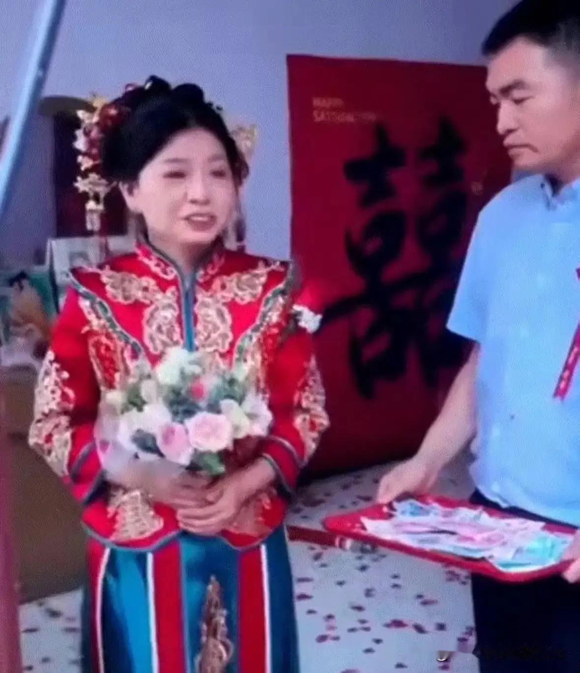 河南杞县一位姑娘出嫁当天，父母早已离世，送她出门的只有哥哥。迎亲队伍都在院外等候