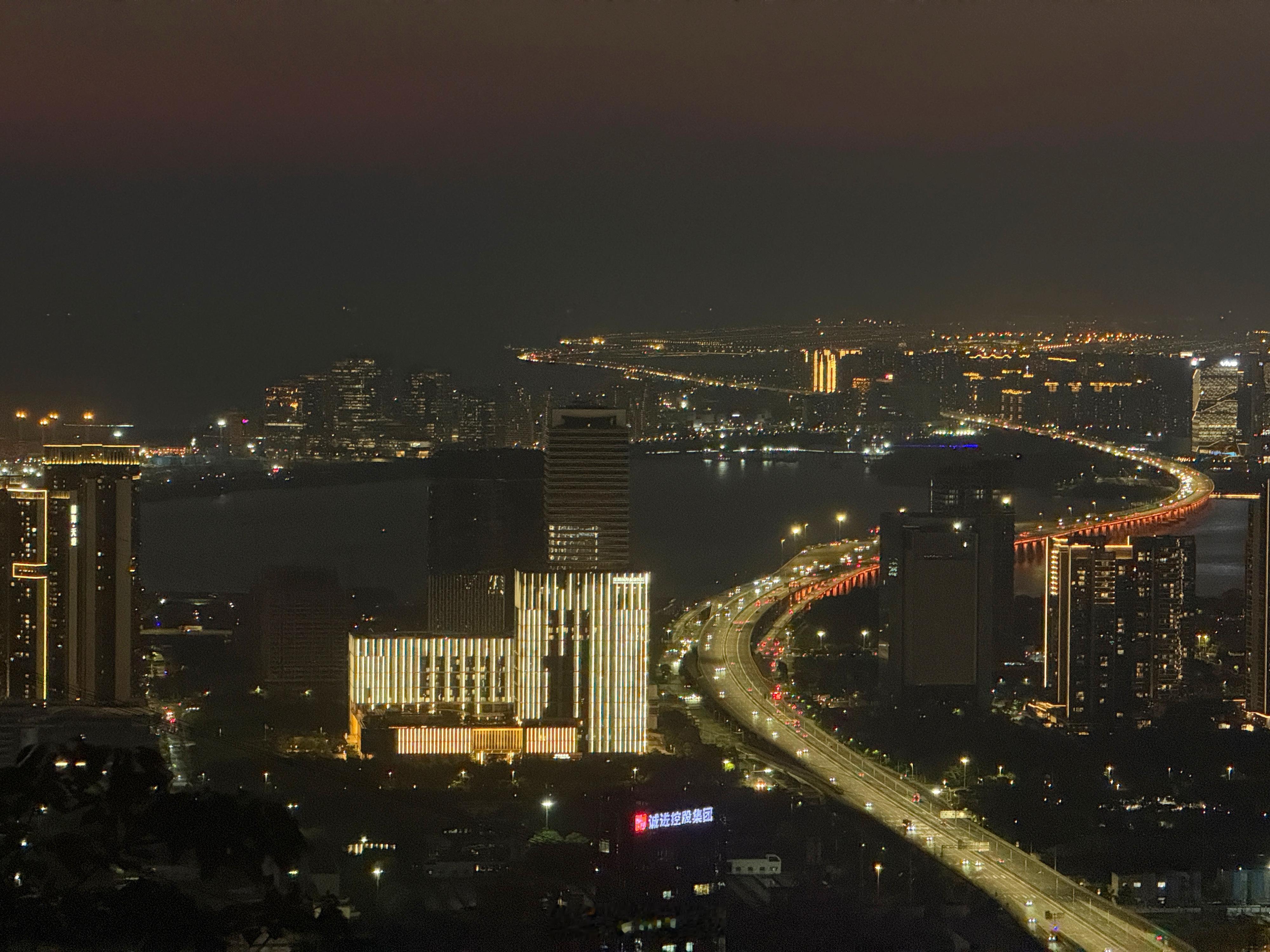 昨天从傍晚到天黑，看了深圳的日落🌇，在南山上看了夜景。深圳广东又要开启煮雨模式