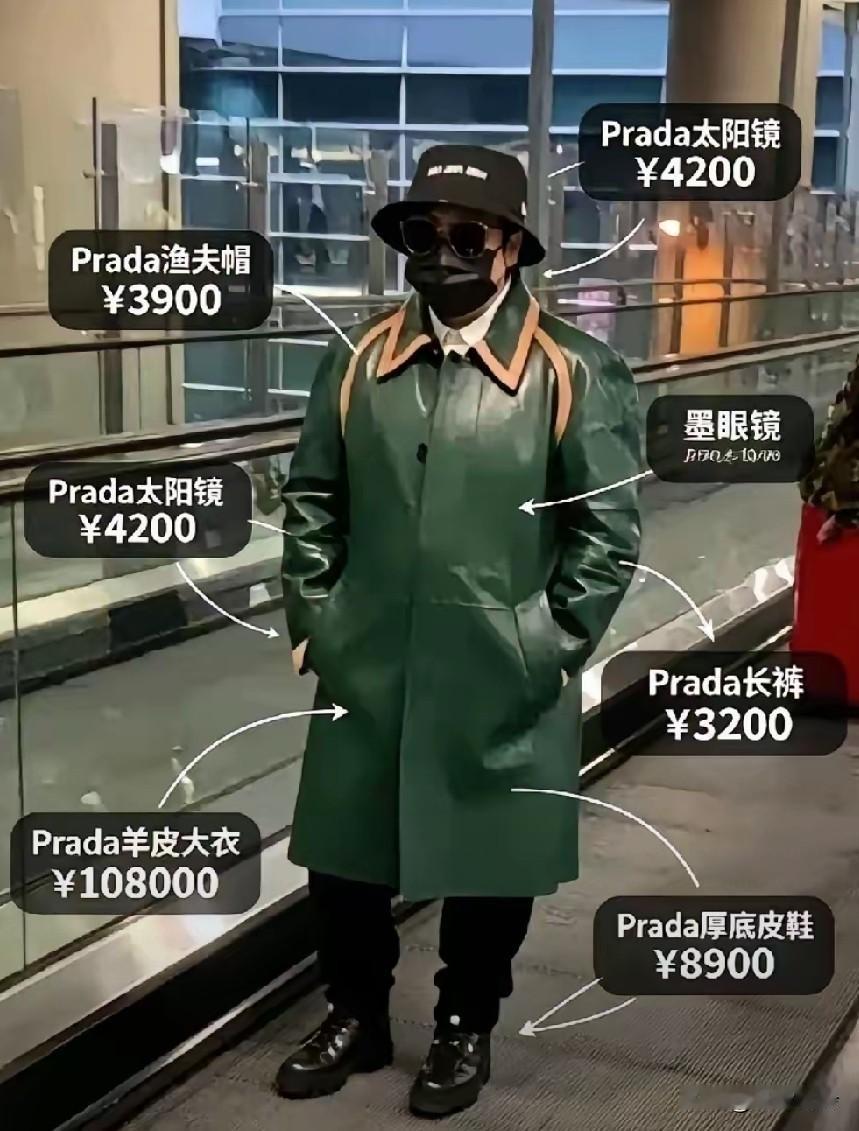 军人军大衣拼多多上46元，韩红的羊皮大衣10万元，韩胖墩的这装扮，可都是善良之人