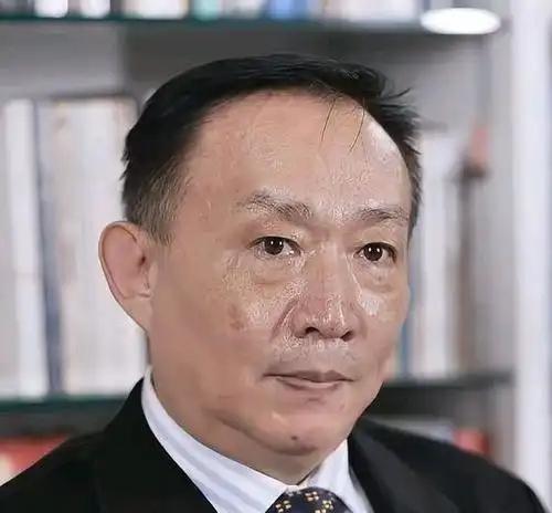 卢麒元再次呼吁人民币升值 10月12日，卢麒元发了一篇文章。核心就一句话，“