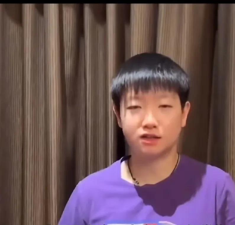 莎莎的大学老师在课堂上非常骄傲的说到她，说她主动要求当人力资源管理班的课代表，