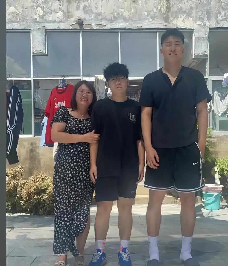 中国男篮球员王俊杰近日已经回到了自己的家乡江苏徐州了啊，被家里的亲朋好友们偶遇，