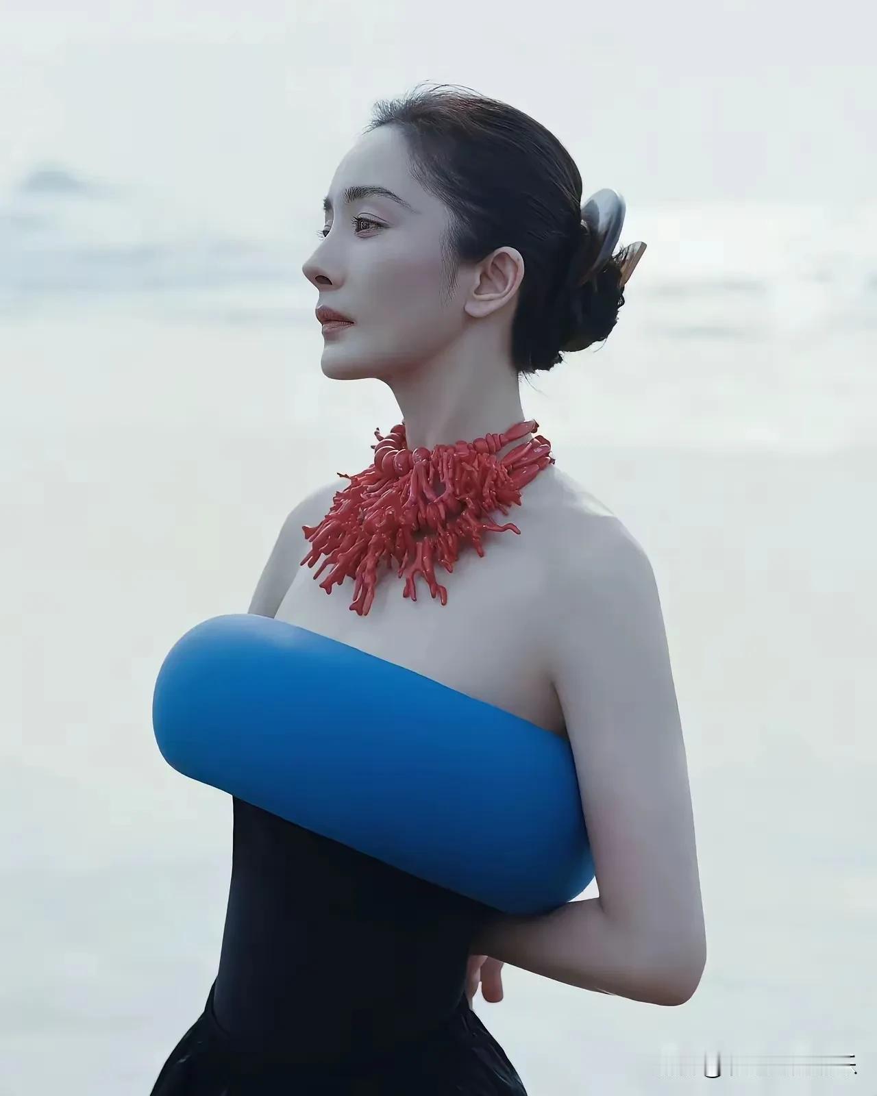 杨幂身材怎么这样，远远看起来好迷人，走近一看才知道那是造型。杨幂已经四十岁了