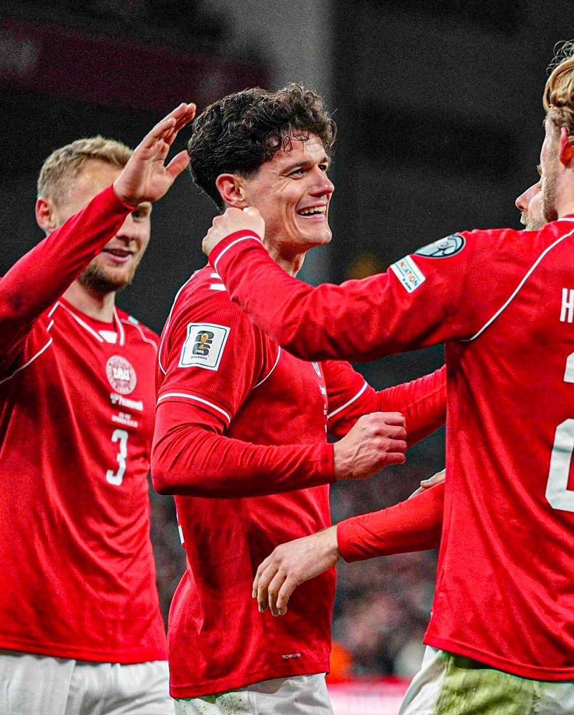 国际比赛日约克雷斯为瑞典队上演精彩帽子戏法，帮助球队在世界杯附加赛半决赛中以3