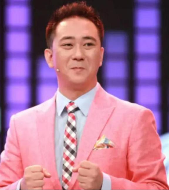 当年，王自健因为说错话，被妻子打了500个耳光，他卑微地跪地求饶：别打了，我都没