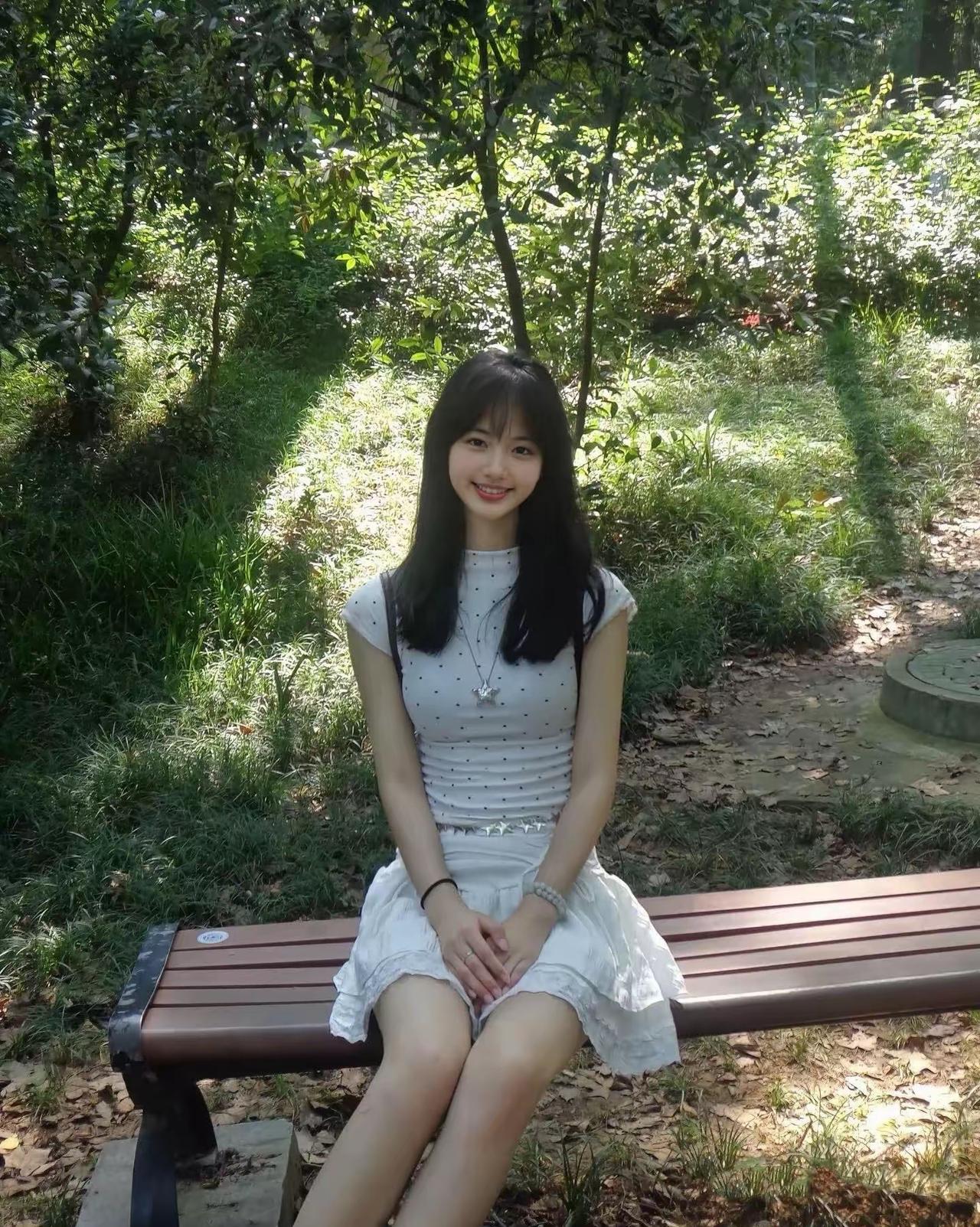 树荫把夏天的热意都揉软了，连风都带着草木的香~今天是和自然贴贴的“清新系穿搭”，