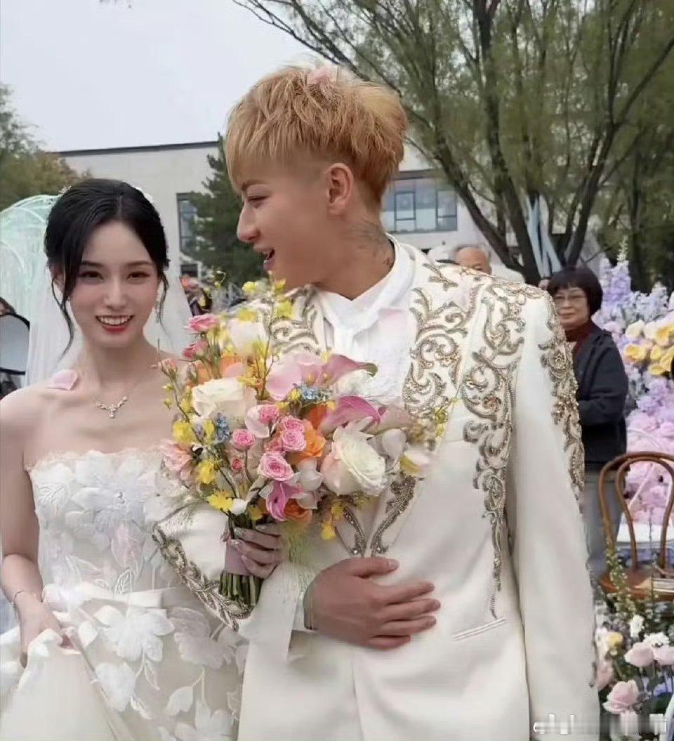 黄子韬的草坪婚礼好美，大大方方的，也没藏着掖着，还直播了婚礼​​​，祝幸福！
