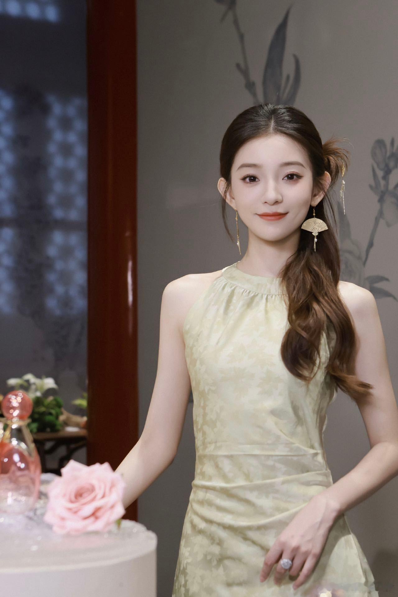 从发丝到裙摆都透着民国韵味，二姐的新中式造型是优雅范本，新剧里的民国风更是带点小