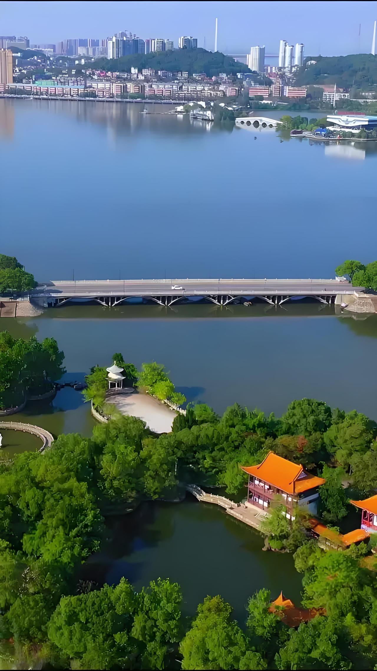 黄石正搭乘时代快车一路狂飙！就说黄石新港，2015年开港，短短十年，从滩涂摇身