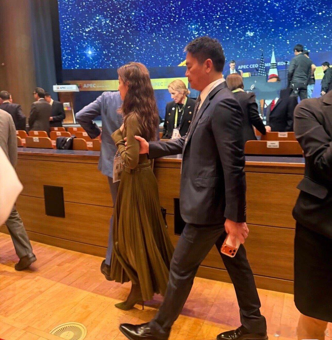 韩国偶遇刘强东章泽天图一图二才算偶遇吧。图三图四图五算不上偶遇。图一图二，