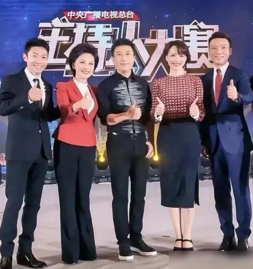 董卿康辉的一张怀旧合影，意外成了网友心头的刺：现在的央视主持圈，怎么越来越像“大