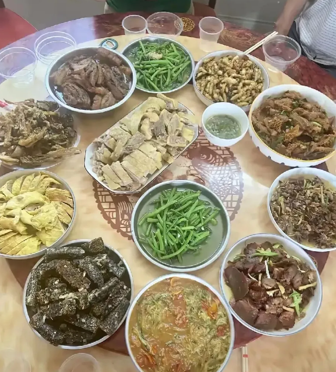 这一桌美食是广东菜，我同事说是浙江菜有没有朋友知道这是哪里的菜系吗？