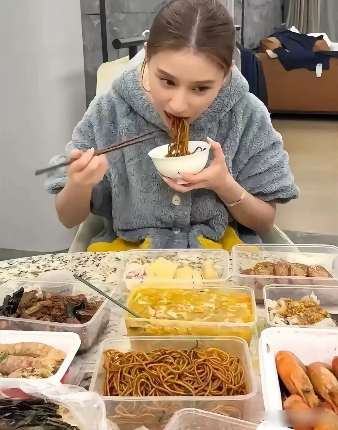 何超莲的日常用餐10个菜，真是吃货。