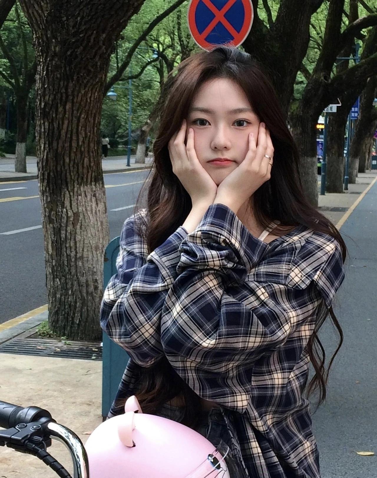 🌧️雨后的街道还带着潮气，穿宽松的格子衫骑车兜风，风里都是青草和泥土的味道。