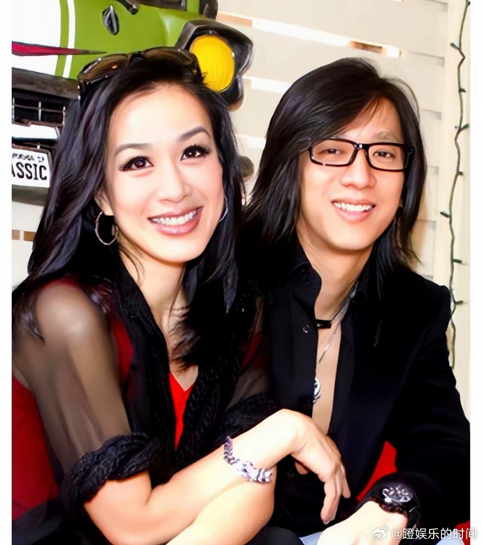 这是钟丽缇和第二任丈夫严铮热恋时期的一张合影，拍摄于二零零三年。此时钟丽缇三十三