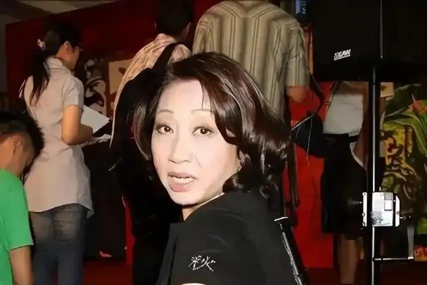 2003年，一个退圈整整18年、每天满脑子只想着搓麻将的中年女人，硬生生让向来在片场说一不二的周星驰