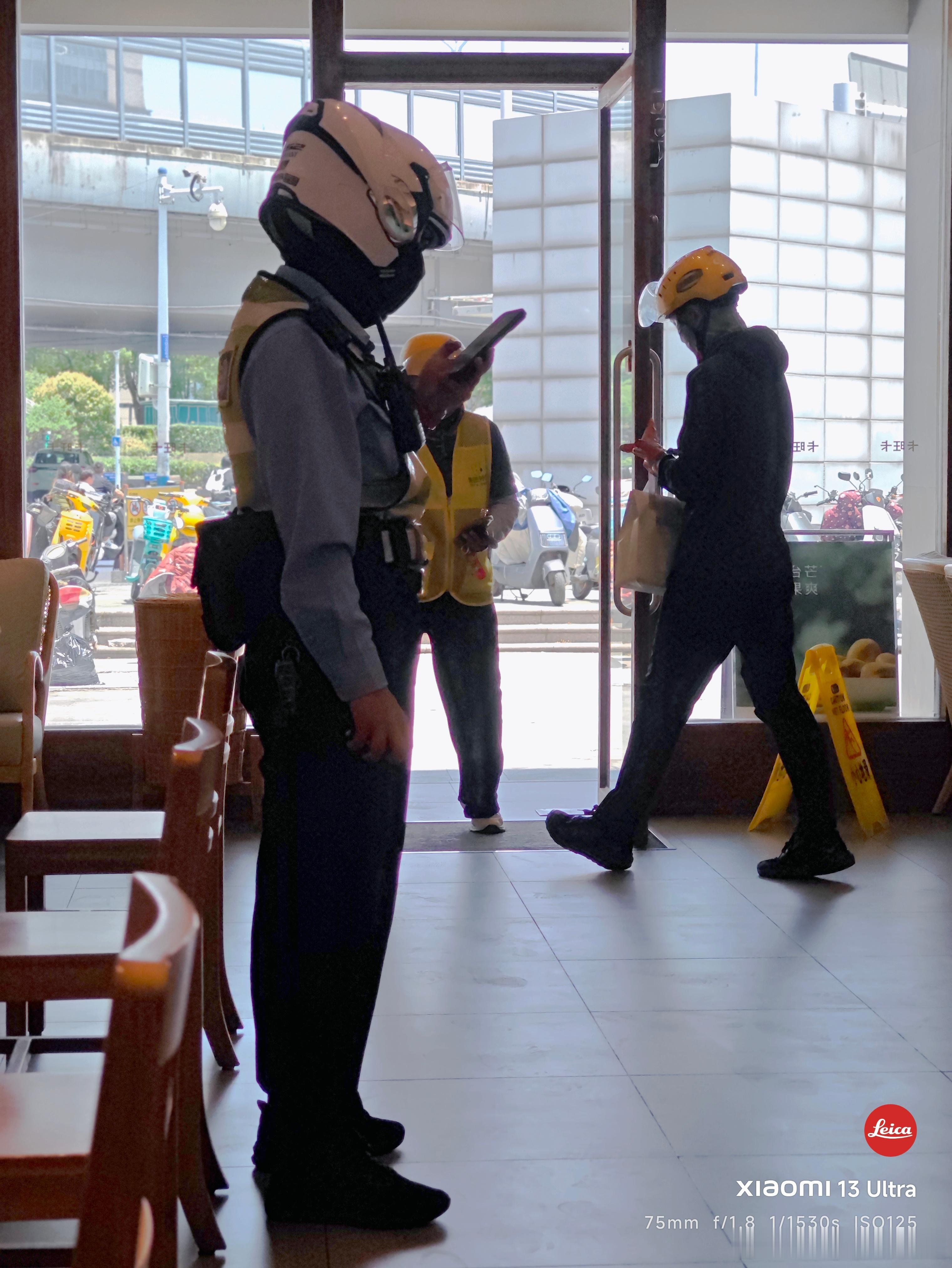 大家都是穿制服上班的人