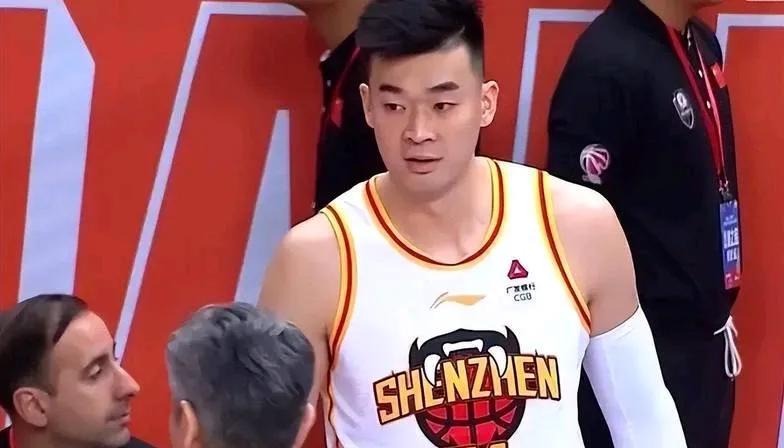 广东男篮引进了32岁的自由球员李慕豪，这一举措不知道是在捡漏还是捡烂？与其他俱乐