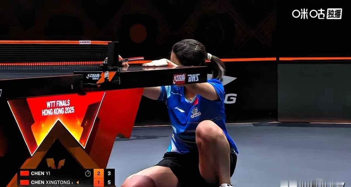 以前那个能撑十局不喘的同同，跟陈熠打到第三局就失误得不像话。网上都在说，她是不