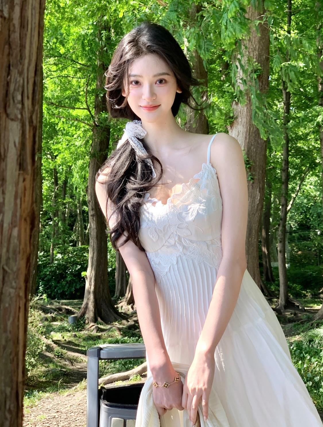 森林中的浪漫婚纱照，清新自然，甜美动人。有哪些美女让人过目难忘？