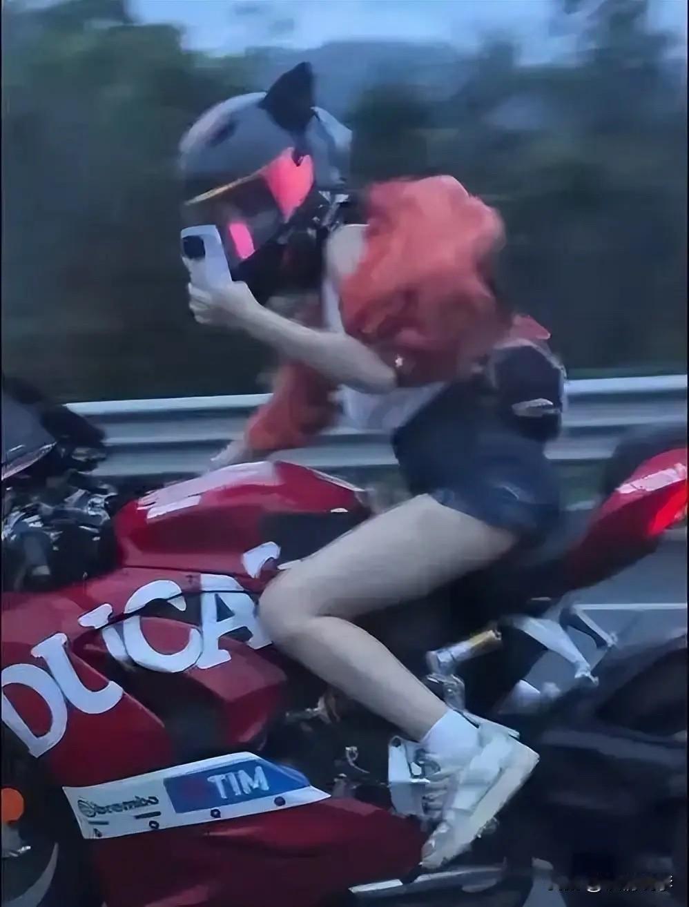 不作不死！“牛掰！200、220！女骑！女骑啊！”画面显示，一年轻女子身穿红衣牛