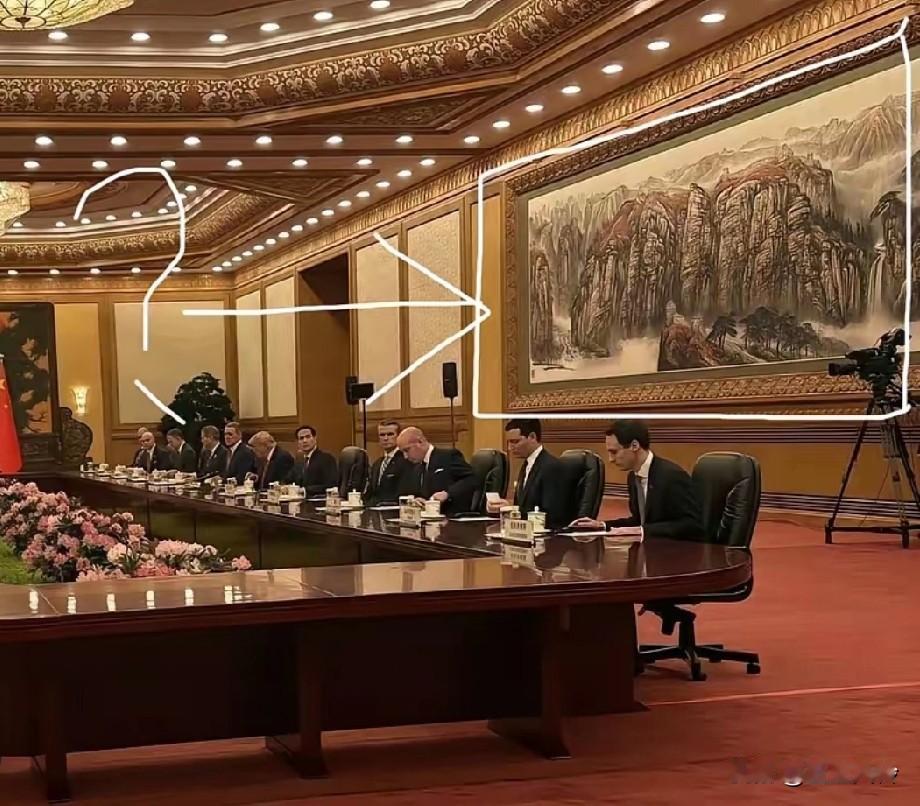 看这两幅画的感受就是：稳、实、大气磅礴，入选应该是符合这样的场景设定！关山月，