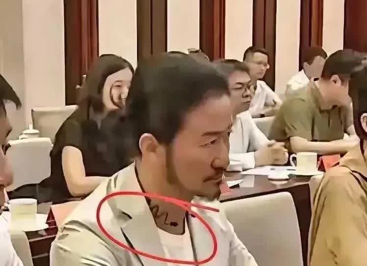 吴京脖子上这是什么东西？有谁认识吗？