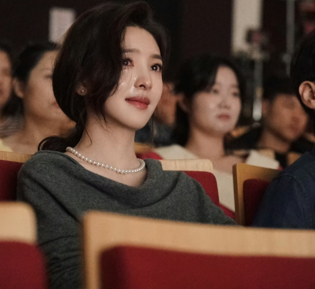 章若楠这滴泪直接把氛围感拉到极致了章若楠简单的深灰毛衣配珍珠项链，清汤寡水的打