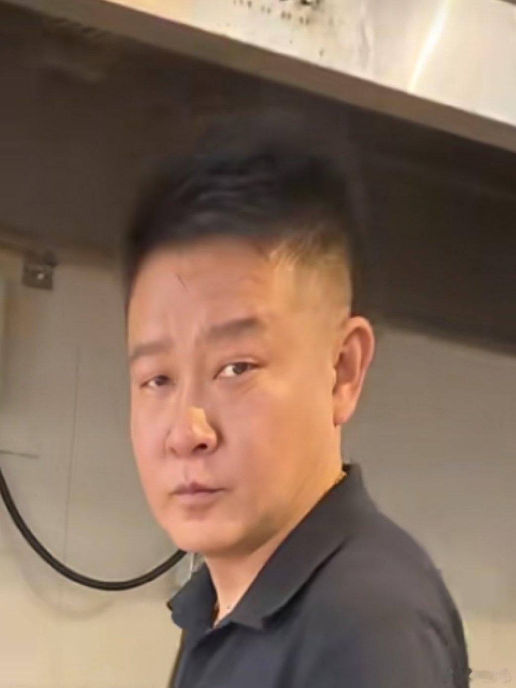 续面涉事饭店被大量群众围观这面相不是好人。​​​