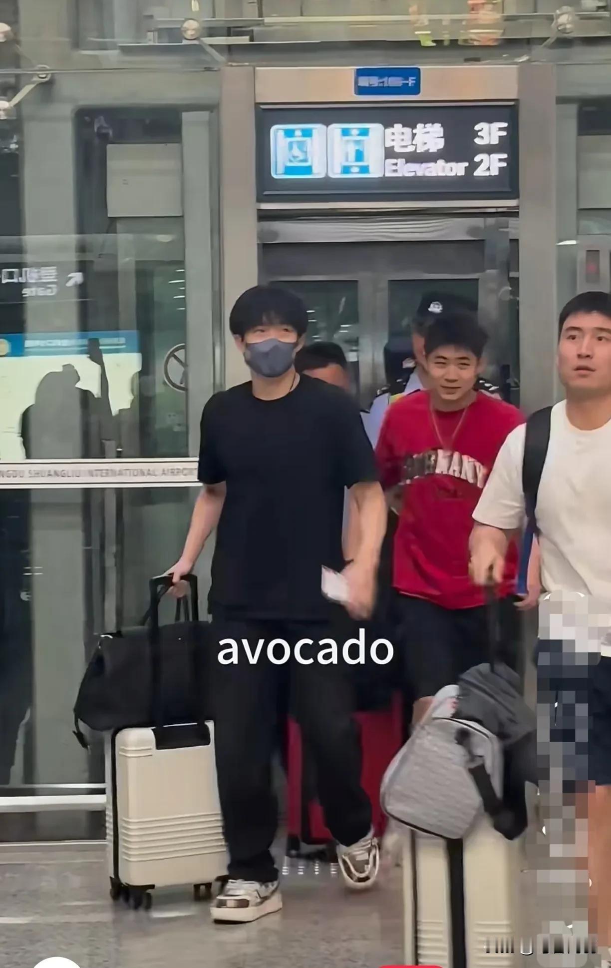 闺蜜团一起等王cc来接啊他们三个今天不会都是王CC来接吧[笑哭估计头哥