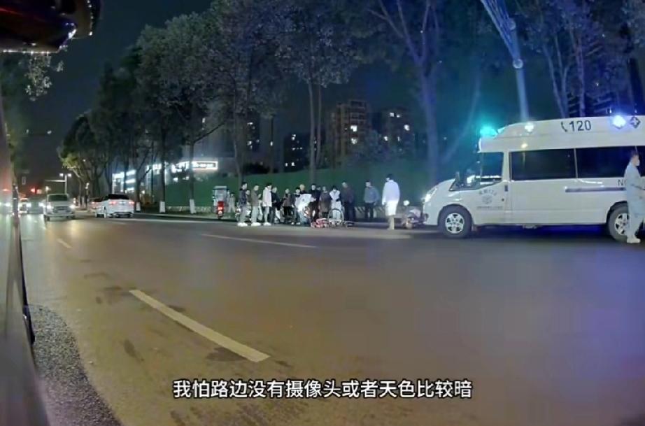 11月15日，四川成都。一女子骑车被未拴绳犬只绊倒，头部着地抽搐昏迷，路边的小米