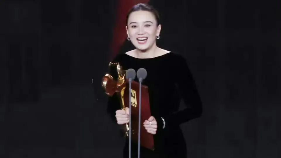 拿下飞天奖的王仁君宋佳好年轻，才四十多岁！原来，演员王仁君出生于1983年，