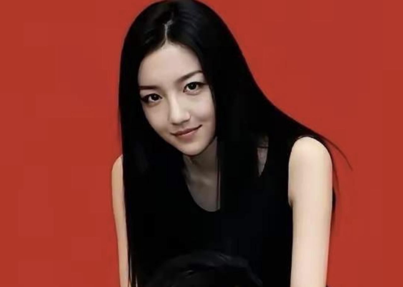 真的被李嫣惊艳到了！长相随爸爸李亚鹏，清冷气场却完美复刻王菲，这份基因组合太