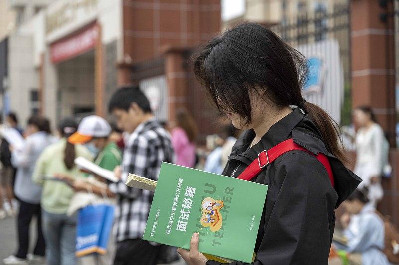 教师过剩已是大势所趋，女副高还延退吗？出生人口持续下滑，学龄孩子肉眼可见地减