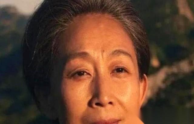 1979年，一个女人收到了来自宇宙深处的警告：不要回答！不要回答！不要回答！你