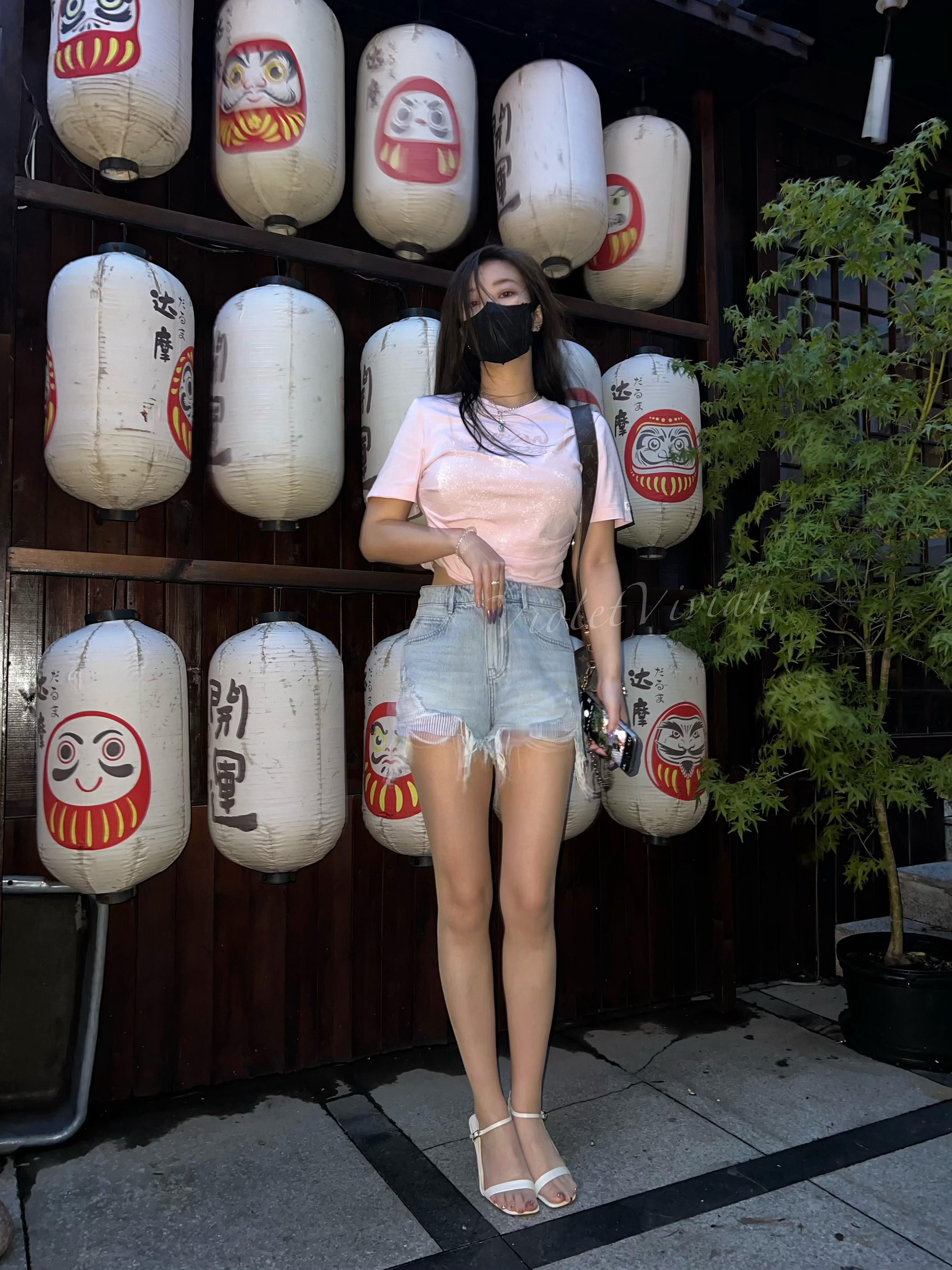今天是粉粉的小T，pyq的日常出街版露一点点腰✔️violetvivianoot