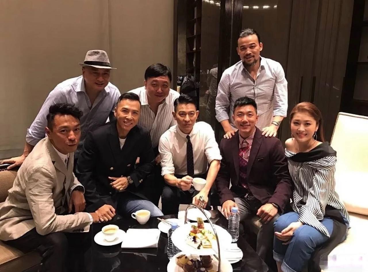 一张9年前的合影，导演王晶和《追龙》剧组演员们合影的画面。2017年，甄子丹