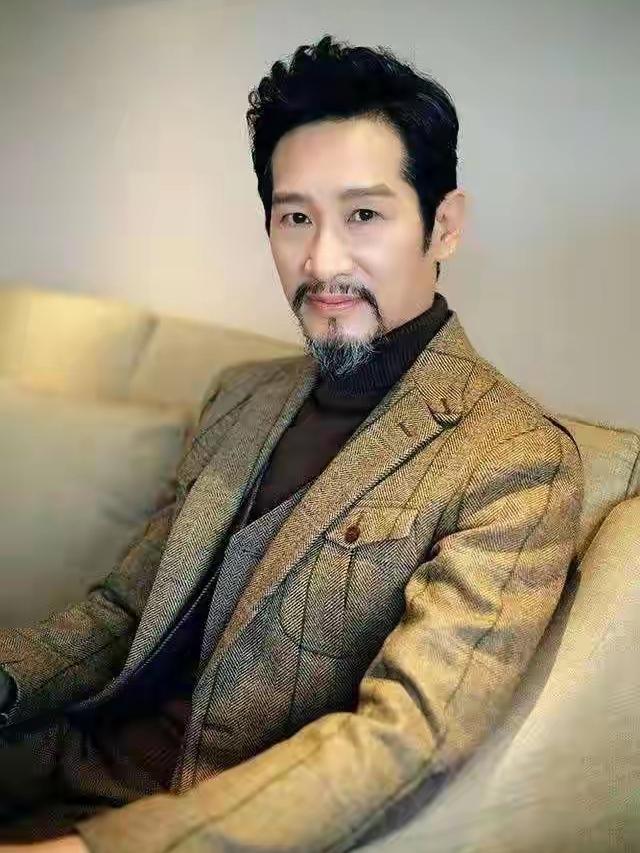 演员王劲松说：2001年春节前，傅彪突然开口对我说，劲松啊，你是个好人，也是个好