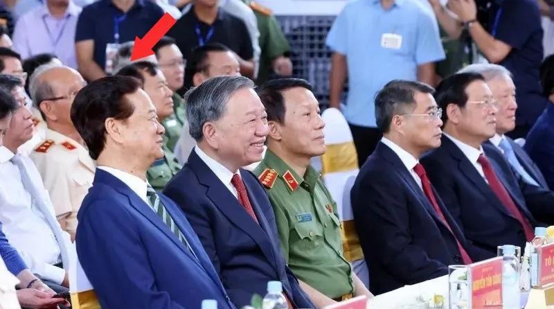 别来无恙！许久未见的阮晋勇，高调亮相越南公安部新总部大楼落成典礼。从现场可以看到