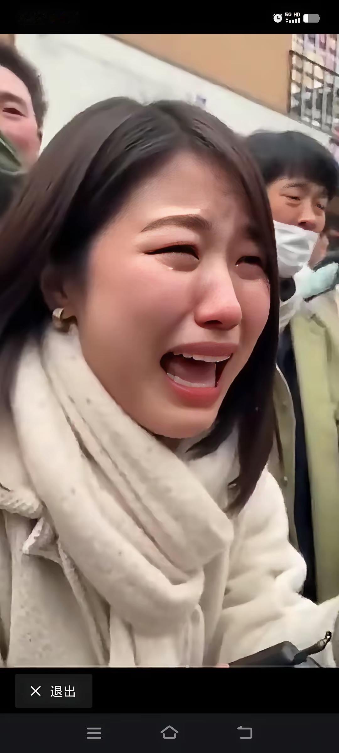 面对哭得稀里哗啦的日本人，两只四川大熊猫头也不回地上车走了。它们想的是：“老子已