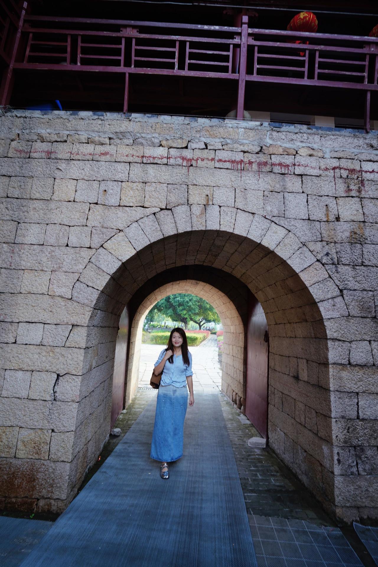 总想着跳出狭隘，活得更开阔一点。就爱往古镇古村去，在慢时光里找回自己。那日永