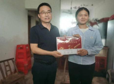 “我家就剩我一个人了。”湖北荆门18岁的曾紫轩，才走出高考考点，就送别了唯一一位